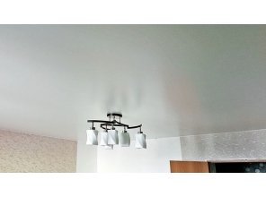 Монтаж потолка в гостиной 18 м2 с использованием пленки VIPCEILING серии MONLANGE S9020 (4.35)