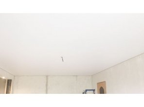 Монтаж потолка в гостиной 16 м2 с использованием пленки VIPCEILING серии MONLANGE M9001 (3.25)