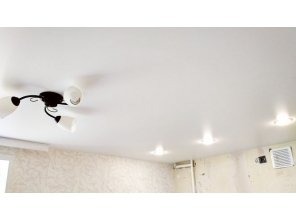 Монтаж потолка на кухне 9 м2 с использованием пленки VIPCEILING серии MONLANGE S9020 (2.60)