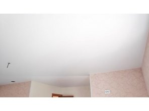 Монтаж потолка в гостиной 19 м2 с использованием пленки VIPCEILING серии MONLANGE M9001 (4.90)