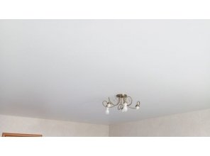 Монтаж потолка в гостиной 19 м2 с использованием пленки VIPCEILING серии MONLANGE S9020 (3.50)