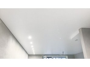 Монтаж потолка на кухне 23 м2 с использованием пленки VIPCEILING серии MONLANGE M9001 (4.00)