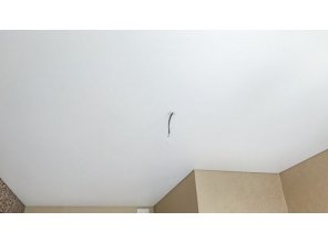 Монтаж потолка в спальне 13 м2 с использованием пленки VIPCEILING серии MONLANGE M9001 (2.15)