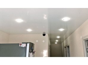 Монтаж потолка в квартире 17 м2 с использованием пленки VIPCEILING серии MONLANGE L9001 (3.25)