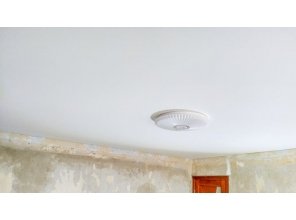 Монтаж потолка в гостиной 17 м2 с использованием пленки VIPCEILING серии MONLANGE M9001 (4.00)