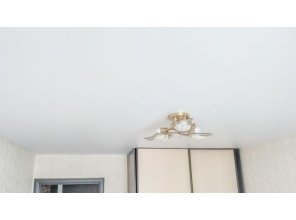 Монтаж потолка в спальне 10 м2 с использованием пленки VIPCEILING серии MONLANGE M9001 (3.25)