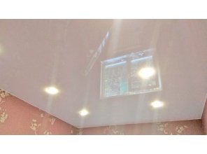 Монтаж потолка в спальне 11 м2 с использованием пленки VIPCEILING серии MONLANGE L9001 (3.25)