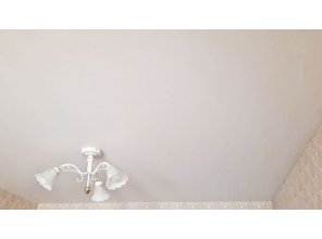 Монтаж потолка в спальне 13 м2 с использованием пленки VIPCEILING серии MONLANGE M9001 (3.25)