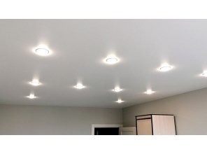 Монтаж потолка в спальне 17 м2 с использованием пленки VIPCEILING серии MONLANGE M9001 (3.50)