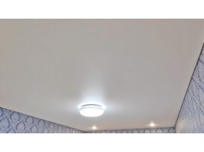 Монтаж потолка в гостиной 16 м2 с использованием пленки VIPCEILING серии MONLANGE M9001 (3.25)