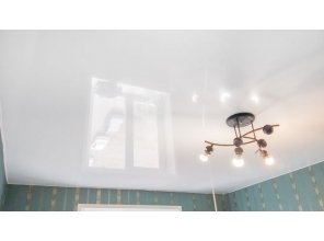 Монтаж потолка в спальне 12 м2 с использованием пленки VIPCEILING серии MONLANGE L9001 (3.25)