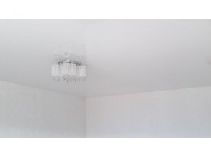 Монтаж потолка в гостиной 17 м2 с использованием пленки VIPCEILING серии MONLANGE L9001 (3.50)