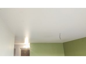 Монтаж потолка в квартире 24 м2 с использованием пленки VIPCEILING серии MONLANGE M9001 (4.35)