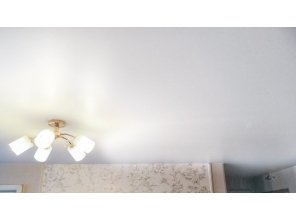 Монтаж потолка в квартире 21 м2 с использованием пленки VIPCEILING серии MONLANGE M9001 (5.45)