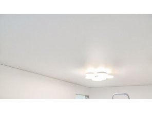 Монтаж потолка в гостиной 21 м2 с использованием пленки VIPCEILING серии MONLANGE M9001 (3.25)