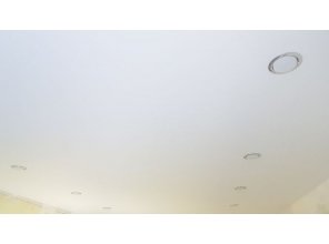 Монтаж потолка в гостиной 17 м2 с использованием пленки VIPCEILING серии MONLANGE M9001 (3.25)