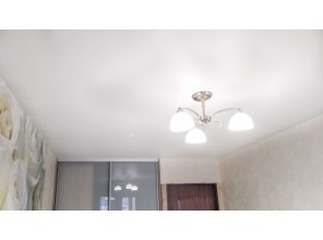 Монтаж потолка в спальне 14 м2 с использованием пленки VIPCEILING серии MONLANGE M9001 (2.60)