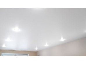 Монтаж потолка в гостиной 17 м2 с использованием пленки VIPCEILING серии MONLANGE S9020 (3.25)