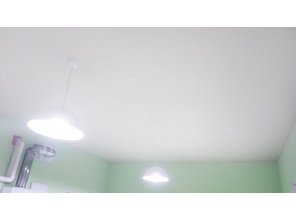 Монтаж потолка на кухне 18 м2 с использованием пленки VIPCEILING серии MONLANGE S9057 (5.45)