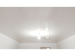 Монтаж потолка в гостиной 18 м2 с использованием пленки VIPCEILING серии MONLANGE L9057 (3.50)