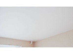 Монтаж потолка в гостиной 18 м2 с использованием пленки VIPCEILING серии MONLANGE M9001 (3.25)