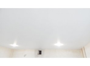 Монтаж потолка на кухне 7 м2 с использованием пленки VIPCEILING серии MONLANGE M9001 (2.60)