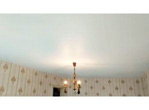 Монтаж потолка в гостиной 18 м2 с использованием пленки VIPCEILING серии MONLANGE M9001 (3.25)