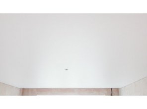 Монтаж потолка в гостиной 17 м2 с использованием пленки VIPCEILING серии MONLANGE M9001 (3.25)