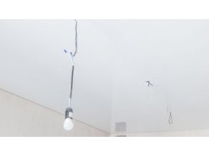 Монтаж потолка в квартире 30 м2 с использованием пленки VIPCEILING серии MONLANGE L9001 (5.45)