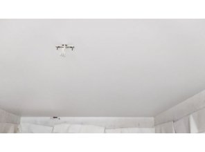 Монтаж потолка в гостиной 17 м2 с использованием пленки VIPCEILING серии MONLANGE M9001 (3.25)