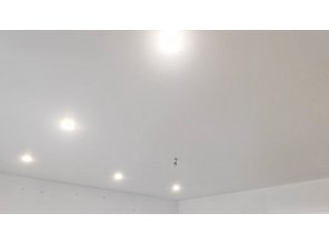 Монтаж потолка в гостиной 18 м2 с использованием пленки VIPCEILING серии MONLANGE M9001 (4.35)