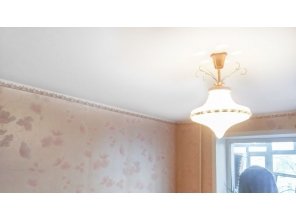 Монтаж потолка в гостиной 17 м2 с использованием пленки VIPCEILING серии MONLANGE M9001 (3.25)