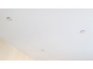 Монтаж потолка в спальне 11 м2 с использованием пленки VIPCEILING серии MONLANGE M9001 (3.25)