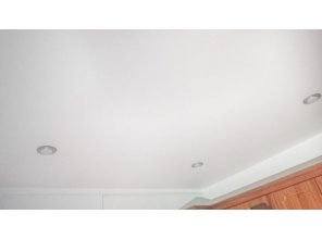 Монтаж потолка на кухне 8 м2 с использованием пленки VIPCEILING серии MONLANGE M9001 (2.60)