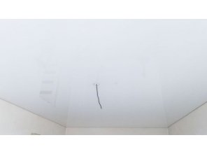 Монтаж потолка в гостиной 17 м2 с использованием пленки VIPCEILING серии MONLANGE L9001 (3.25)