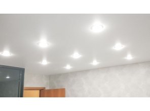 Монтаж потолка в спальне 14 м2 с использованием пленки VIPCEILING серии MONLANGE M9001 (3.80)