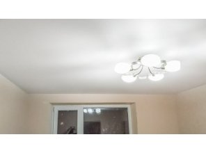 Монтаж потолка в спальне 13 м2 с использованием пленки VIPCEILING серии MONLANGE M9001 (3.25)