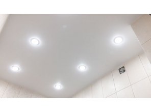 Монтаж потолка в ванной 4 м2 с использованием пленки VIPCEILING серии MONLANGE M9001 (2.15)