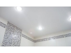 Монтаж потолка в ванной 4 м2 с использованием пленки VIPCEILING серии MONLANGE M9001 (2.15)