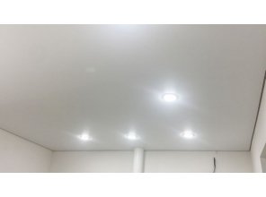 Монтаж потолка на кухне 9 м2 с использованием пленки VIPCEILING серии MONLANGE M9001 (3.25)