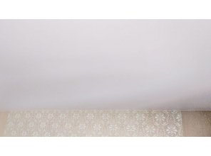 Монтаж потолка в гостиной 17 м2 с использованием пленки VIPCEILING серии MONLANGE M9001 (4.00)