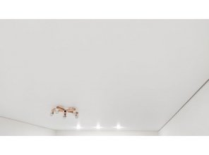 Монтаж потолка в гостиной 17 м2 с использованием пленки VIPCEILING серии MONLANGE M9001 (3.25)