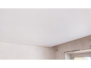 Монтаж потолка в гостиной 17 м2 с использованием пленки VIPCEILING серии MONLANGE S9020 (3.25)