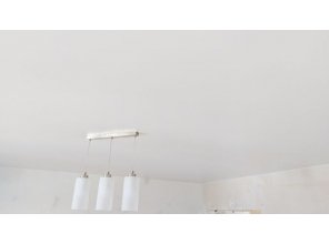 Монтаж потолка в гостиной 17 м2 с использованием пленки VIPCEILING серии MONLANGE S9020 (4.35)