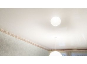 Монтаж потолка в гостиной 15 м2 с использованием пленки VIPCEILING серии MONLANGE L9001 (3.25)