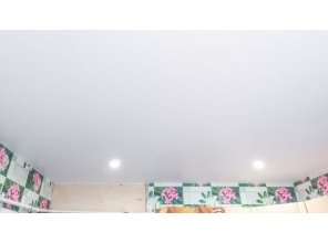 Монтаж потолка на кухне 6 м2 с использованием пленки VIPCEILING серии MONLANGE M9001 (2.15)