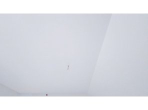 Монтаж потолка в спальне 15 м2 с использованием пленки VIPCEILING серии MONLANGE M9001 (2.15)