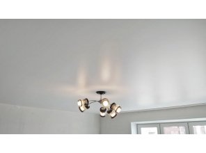 Монтаж потолка в гостиной 18 м2 с использованием пленки VIPCEILING серии MONLANGE S9020 (4.35)