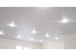 Монтаж потолка в спальне 22 м2 с использованием пленки VIPCEILING серии MONLANGE M9001 (5.45)