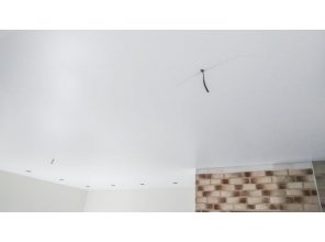 Монтаж потолка на кухне 28 м2 с использованием пленки VIPCEILING серии MONLANGE S9020 (4.90)